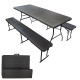 Conjunto de mesa e bancos pretos com efeito de madeira